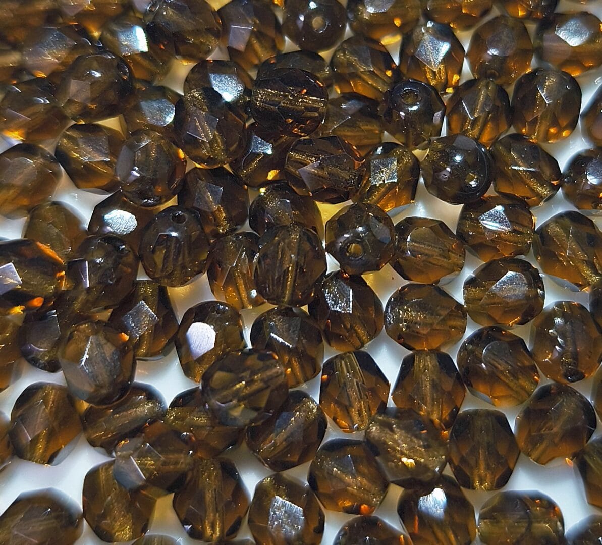 Korálek broušený, průměr 6mm, barva 10220-kouřový topas 1 Korálek broušený, průměr 6mm, barva 10220-kouřový topas