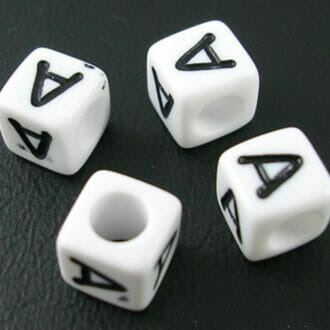 Korálek plastový s písmeny, tvar krychle, rozměr 6x6x6mm