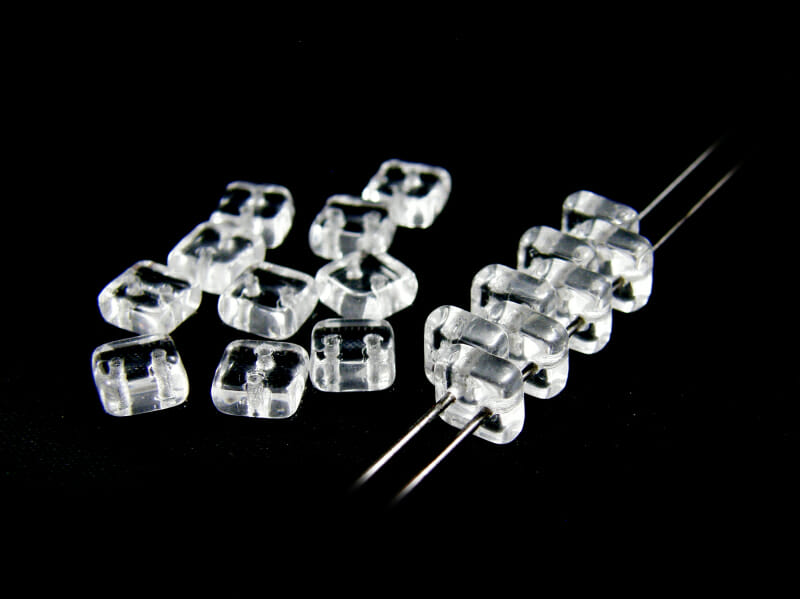 Korálek mačkaný Chexx, 2 dírky, tvar čtverec, rozměr 6x6mm, barva 00030 1 Korálek mačkaný Chexx, 2 dírky, tvar čtverec, rozměr 6x6mm, barva 00030