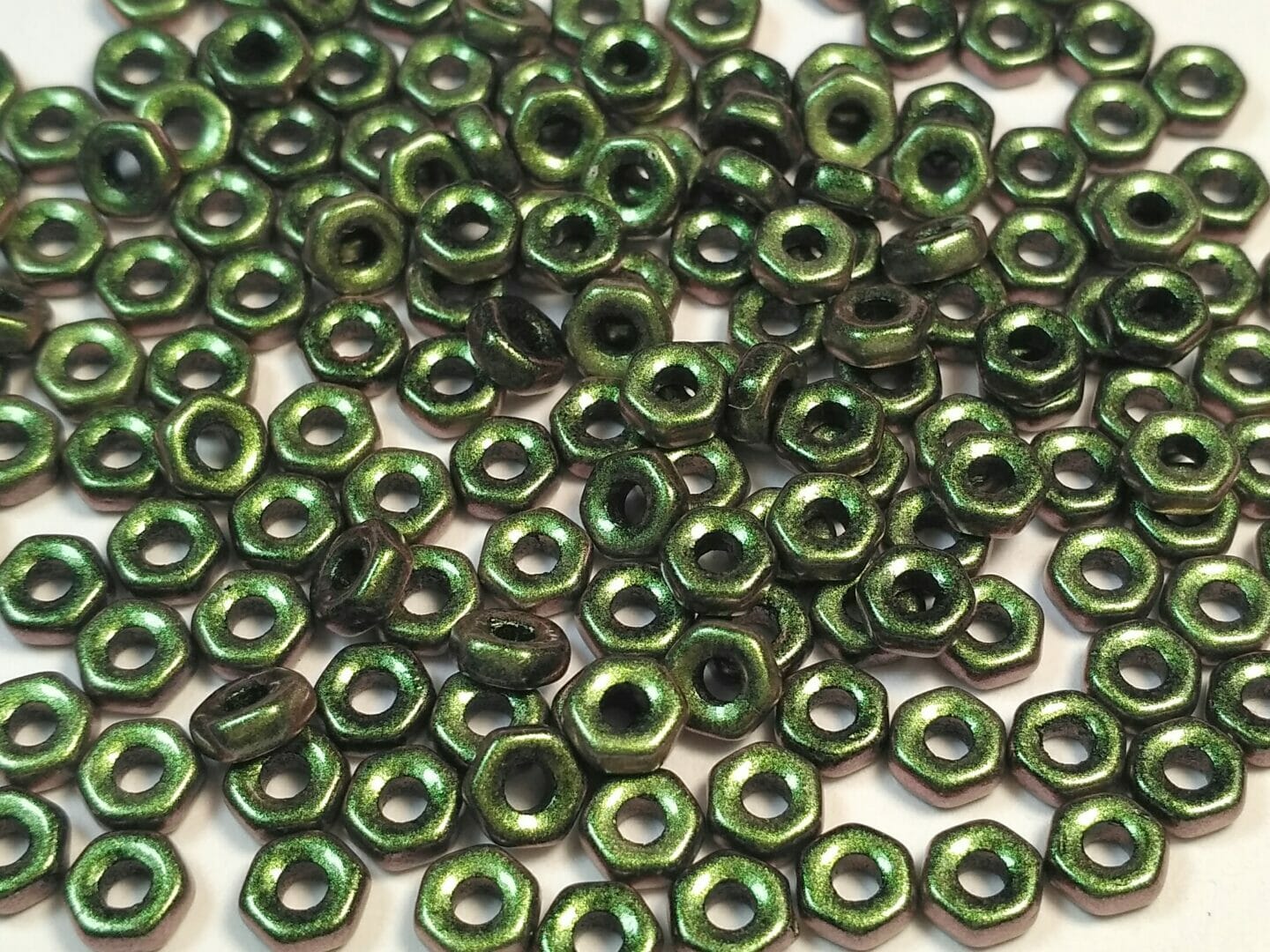 Korálek mačkaný Aureliox, tvar šestihran, rozměr 4x2mm, barva 23980-93103 1 Korálek mačkaný Aureliox, tvar šestihran, rozměr 4x2mm, barva 23980-93103