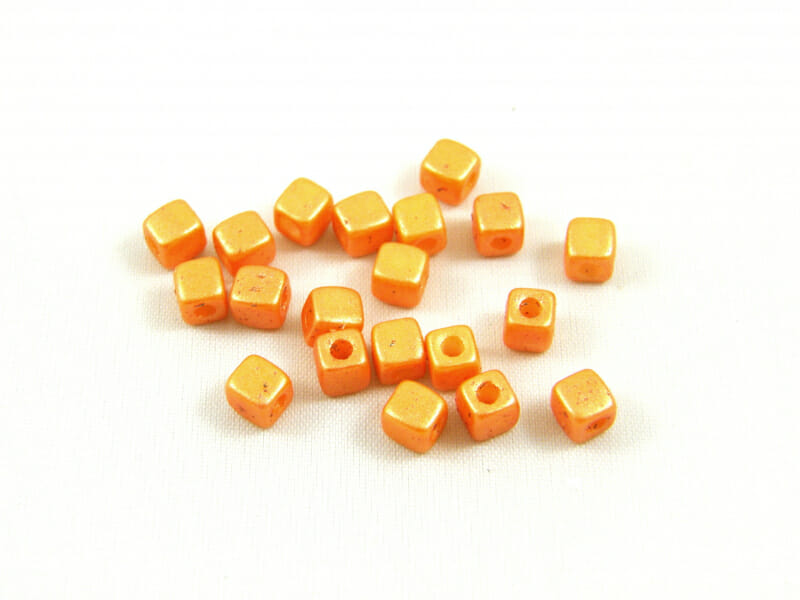 Korálek mačkaný, tvar krychle, rozměr 6x6mm, barva 02010, zušlechtění 70012 1 Korálek mačkaný, tvar krychle, rozměr 6x6mm, barva 02010, zušlechtění 70012