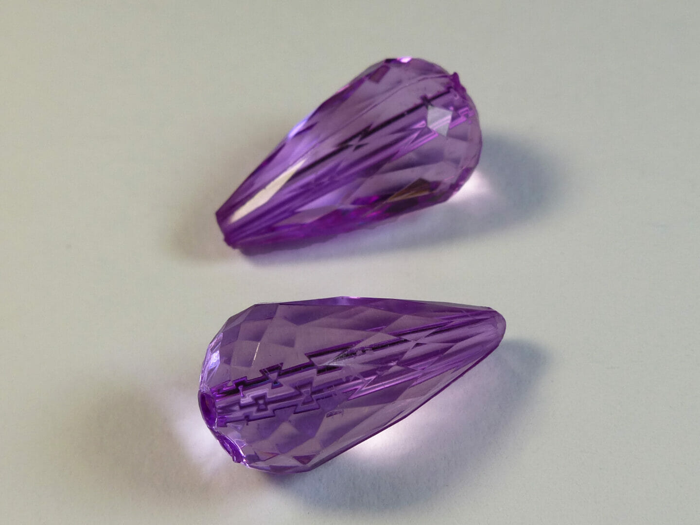 Korálek plastový, tvar hruška, velikost 21x11mm, barva fialová 1 Korálek plastový, tvar hruška, velikost 21x11mm, barva fialová