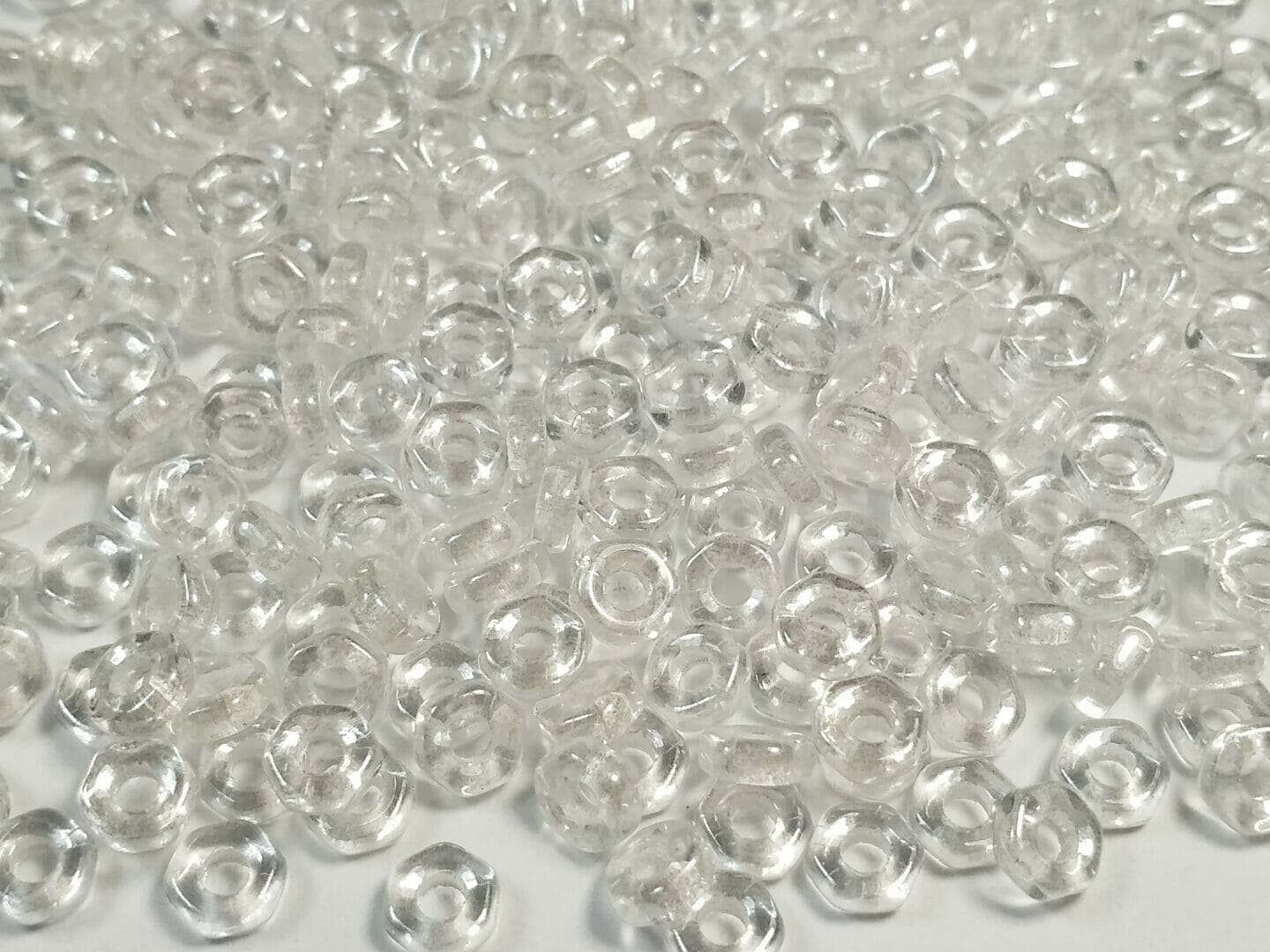 Korálek mačkaný Aureliox, tvar šestihran, rozměr 4x2mm, barva 00030-14400 1 Korálek mačkaný Aureliox, tvar šestihran, rozměr 4x2mm, barva 00030-14400