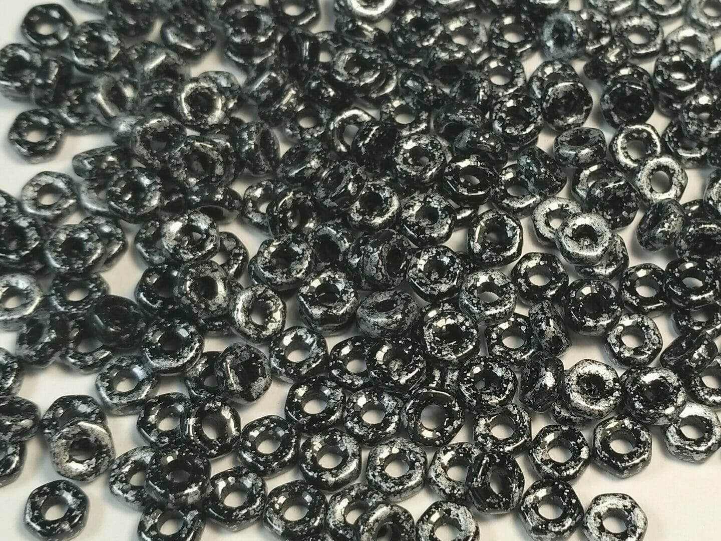 Korálek mačkaný Aureliox, tvar šestihran, rozměr 4x2mm, barva 23980, zušlechtění 45702 1 Korálek mačkaný Aureliox, tvar šestihran, rozměr 4x2mm, barva 23980, zušlechtění 45702