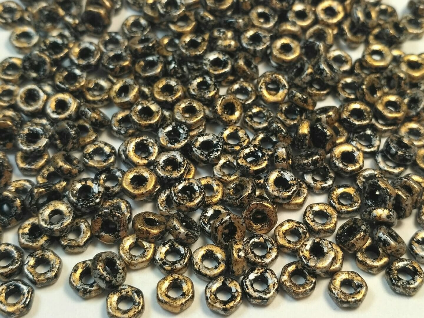 Korálek mačkaný Aureliox, tvar šestihran, rozměr 4x2mm, barva 23980, zušlechtění 45704 1 Korálek mačkaný Aureliox, tvar šestihran, rozměr 4x2mm, barva 23980, zušlechtění 45704