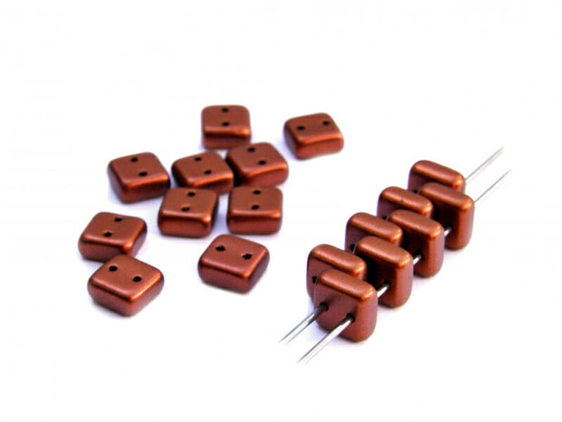Korálek mačkaný Chexx, 2 dírky, tvar čtverec, rozměr 6x6mm, barva 01750 1 Korálek mačkaný Chexx, 2 dírky, tvar čtverec, rozměr 6x6mm, barva 01750