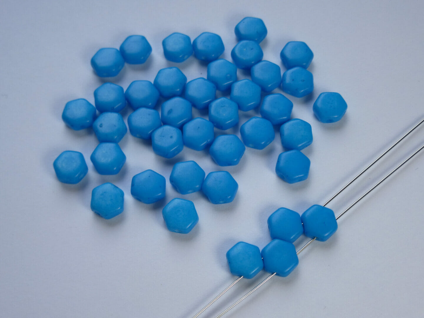 Korálek mačkaný Hexagon, 2 dírky, tvar šestihran, rozměr 6mm, barva 02010-10016 1 Korálek mačkaný Hexagon, 2 dírky, tvar šestihran, rozměr 6mm, barva 02010-10016