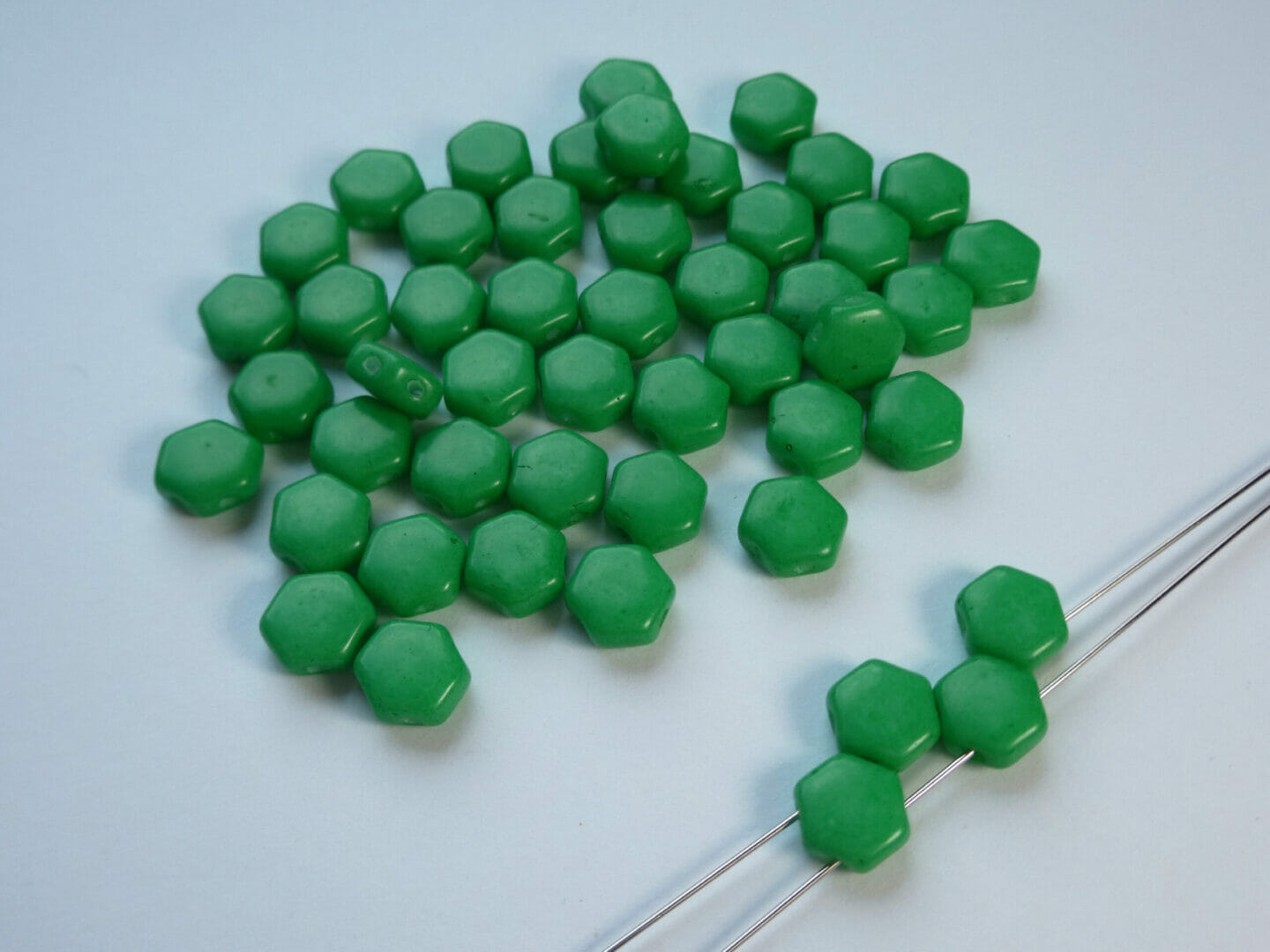 Korálek mačkaný Hexagon, 2 dírky, tvar šestihran, rozměr 6mm, barva 02010-10033 1 Korálek mačkaný Hexagon, 2 dírky, tvar šestihran, rozměr 6mm, barva 02010-10033