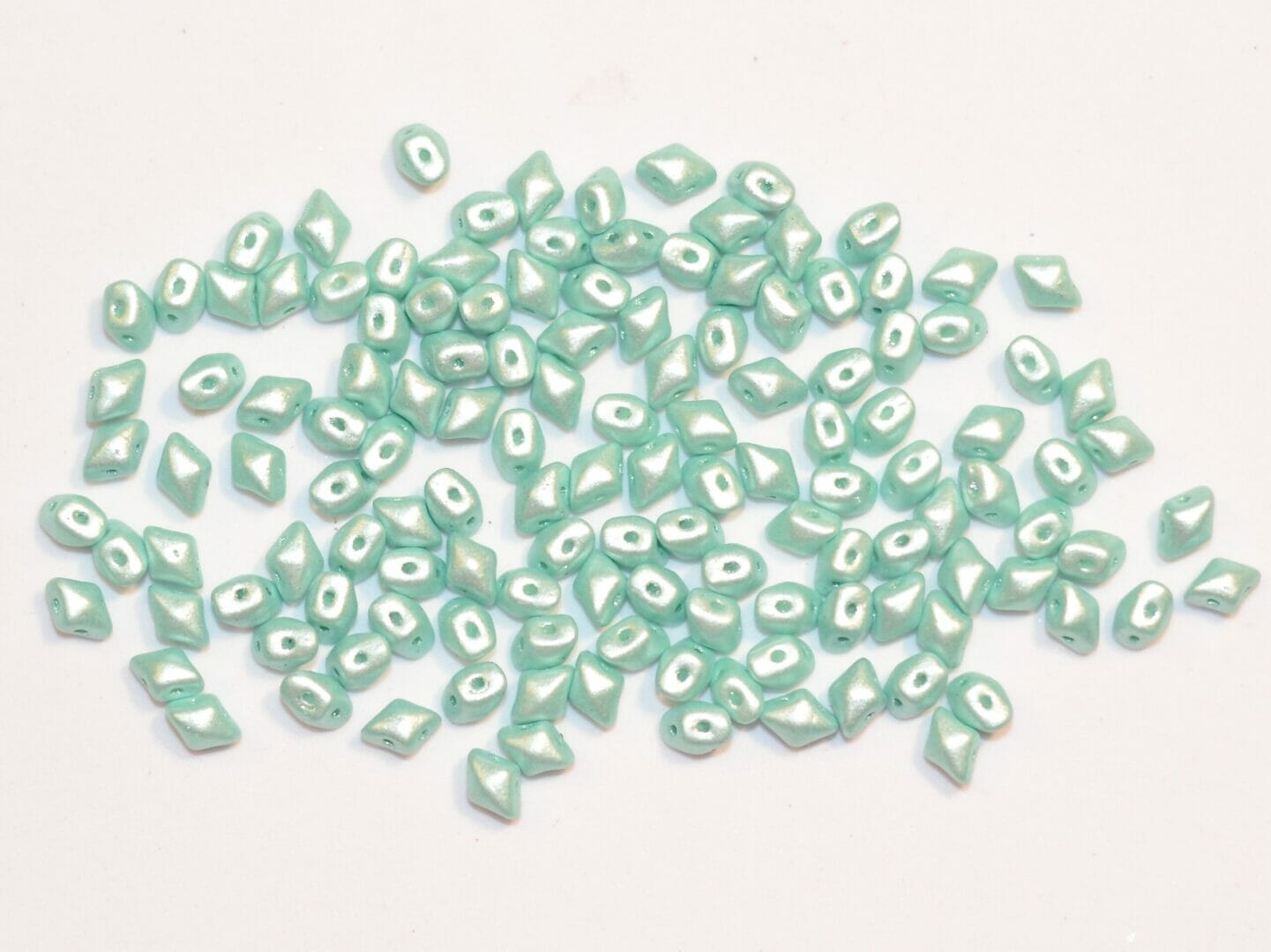 Korálek mačkaný Vario, 2 dírky, rozměr 5x3mm, barva 02010,zušlechtění 79052 1 Korálek mačkaný Vario, 2 dírky, rozměr 5x3mm, barva 02010,zušlechtění 79052