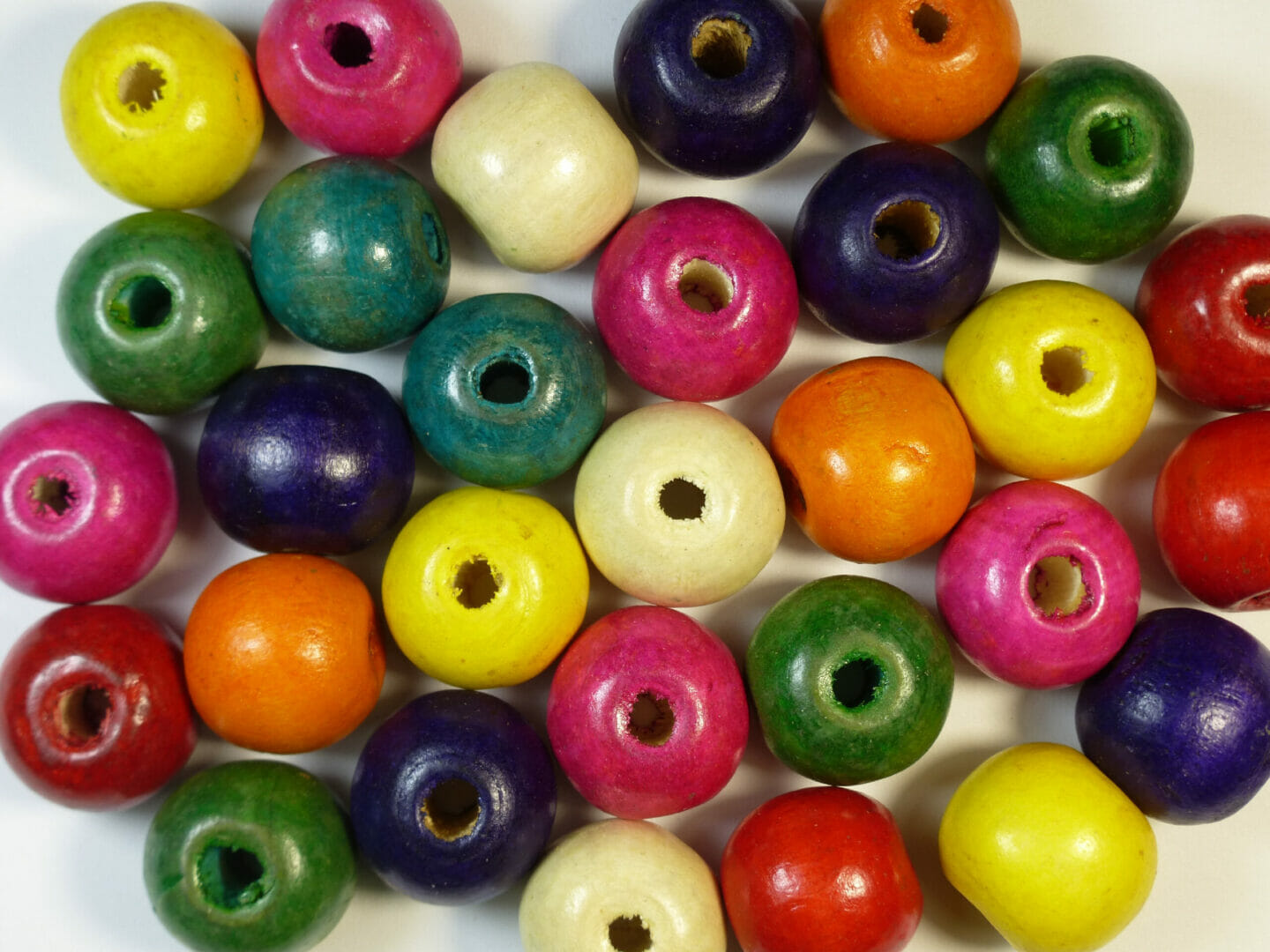 Korálek dřevěný, velikost 20 mm, MIX TM. 1 Korálek dřevěný, velikost 20 mm, MIX TM.