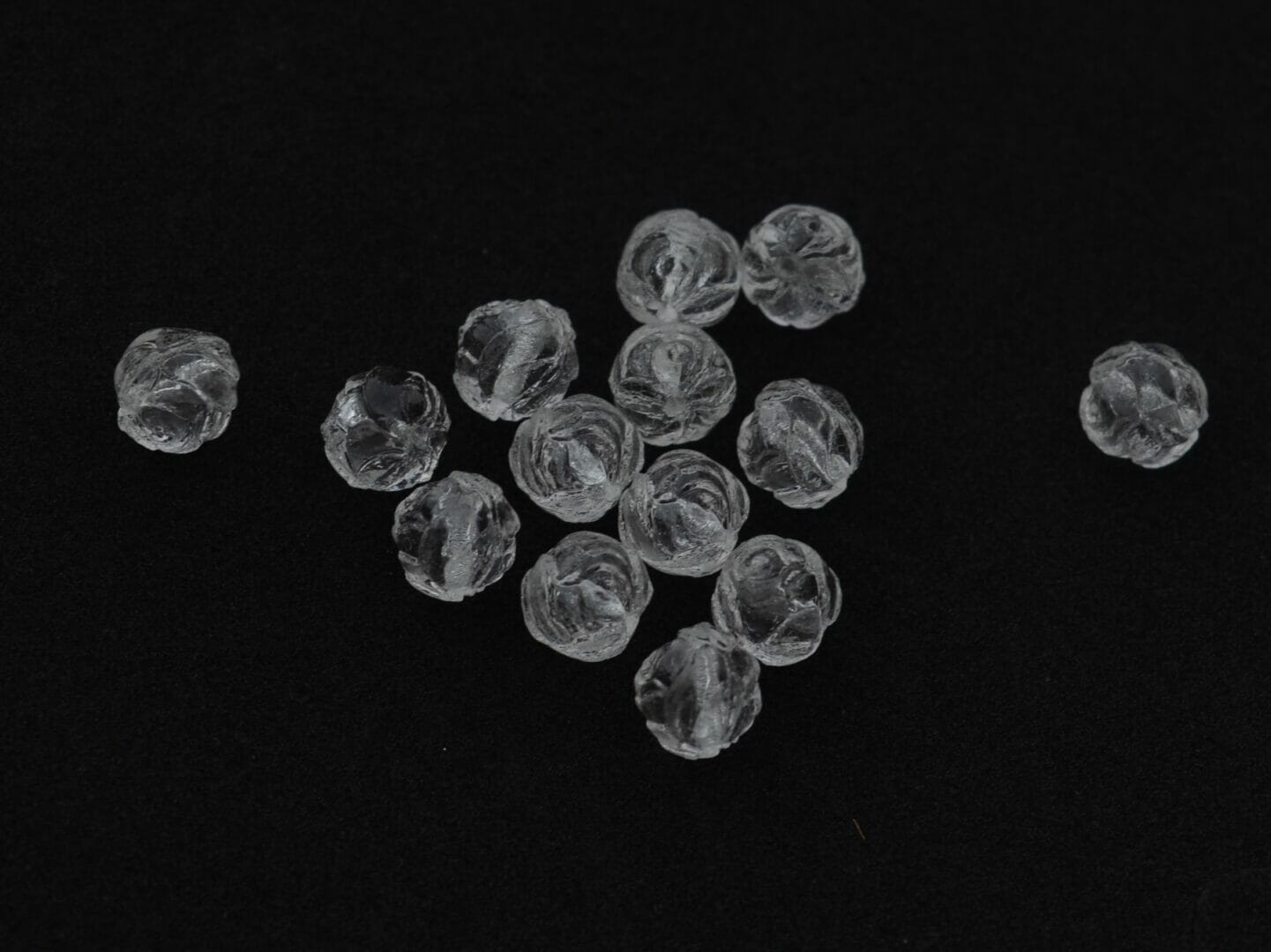 Korálek mačkaný kulička -růžička, průměr 8mm,barva 00030 1 Korálek mačkaný kulička -růžička, průměr 8mm,barva 00030
