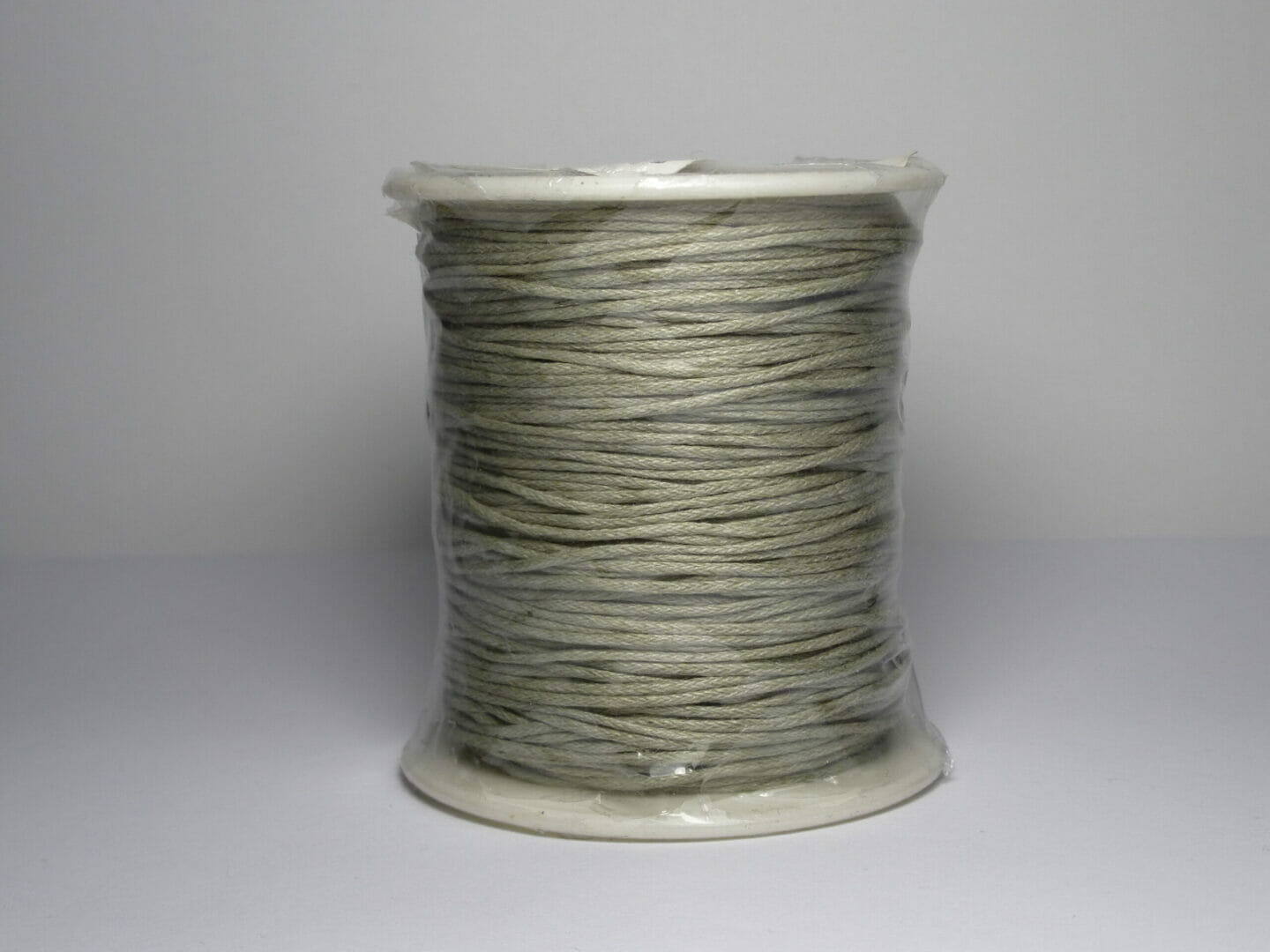 Šňůrka vosková, průměr 1mm, délka cca 91m, barva šedá 1 Šňůrka vosková, průměr 1mm, délka cca 91m, barva šedá