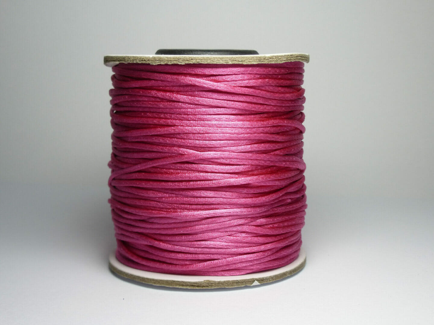 Nylon-satén šňůrka, průměr 1mm, délka cca 70 m, barva růžová 1 Nylon-satén šňůrka, průměr 1mm, délka cca 70 m, barva růžová